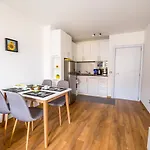 View With 2 Bedrooms And Free Garage *
