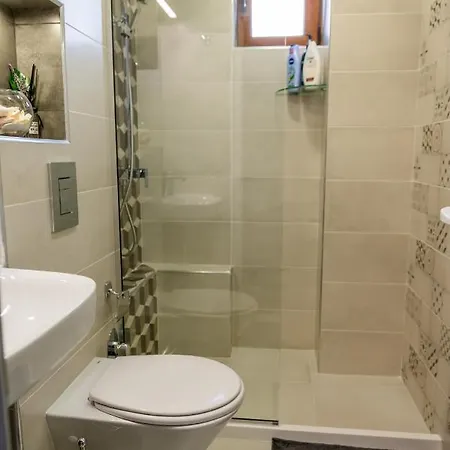 View With 2 Bedrooms And Free Garage Апартамент